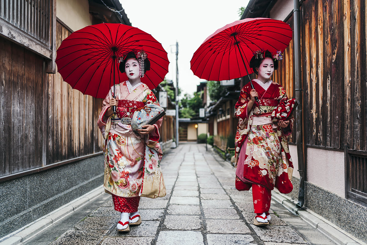 京都傳統的祗園區街道,擁有歷史悠久的木製建築和石板路,展現了正宗的藝伎區氛圍,非常適合和服攝影和文化體驗