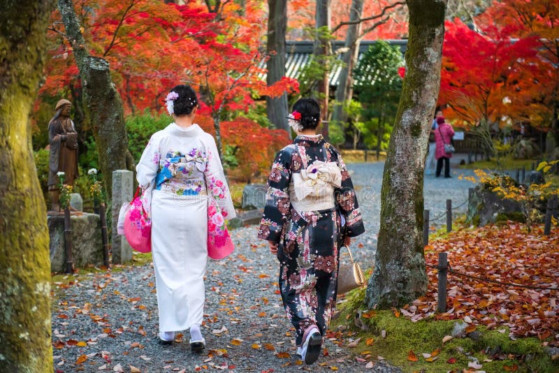 秋季,身著傳統和服的日本女性漫步在真如堂花園,欣賞鮮豔的紅楓葉,在京都展示完美的秋葉和服攝影